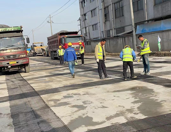 咸丰老材料的新故事：玻璃纤维土工格栅如何在‘白改黑’浪潮中重获新生？